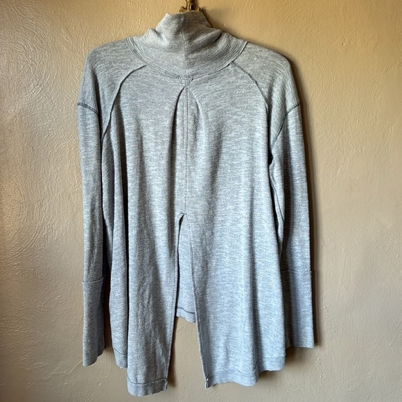 Free People Split Back Cowl Neck Grey Sweater Size Medium - Picture 3 of 3
